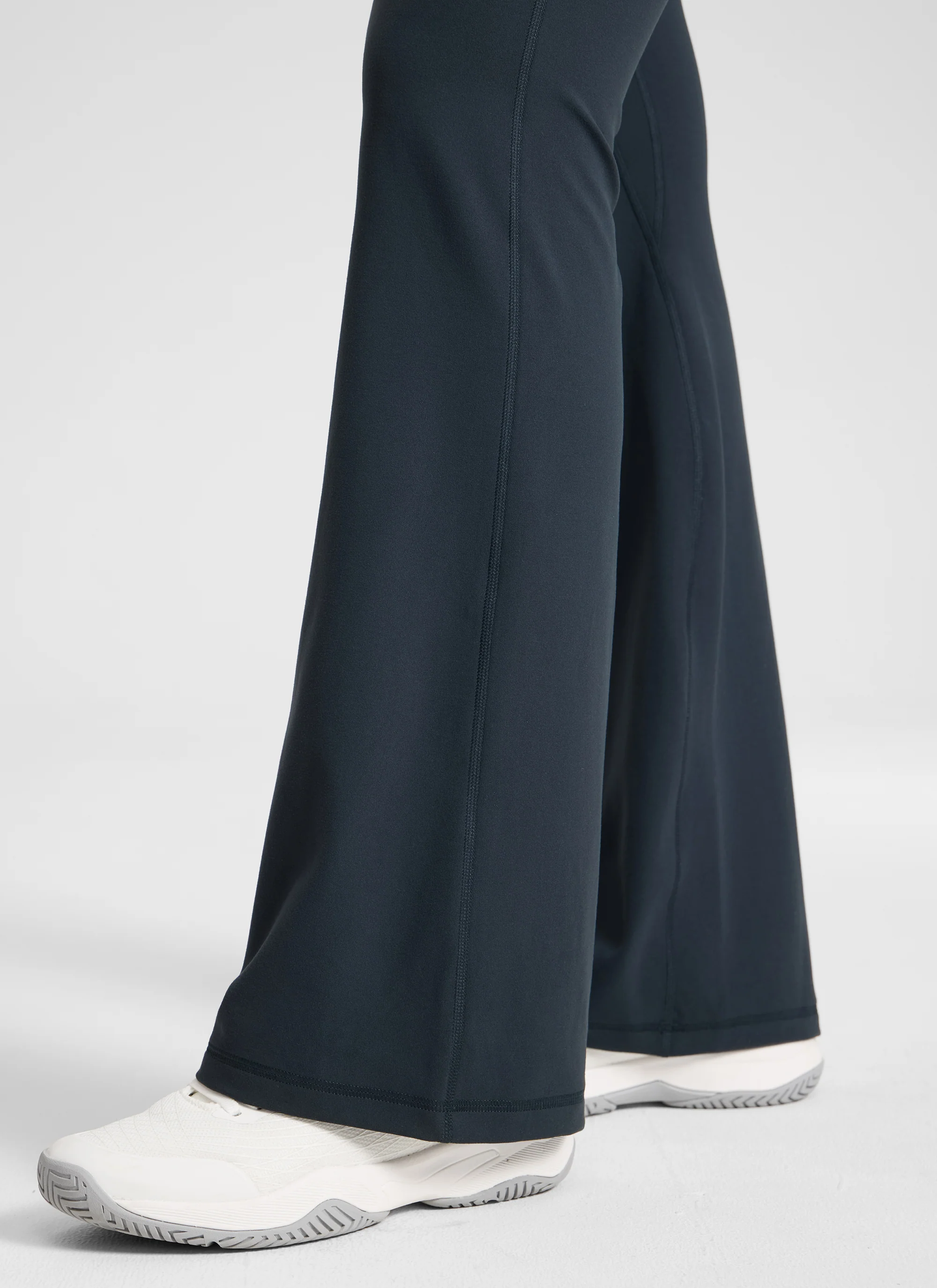 Secretsculpt™ No Front Seam Flare Legging 31'' - Image 19